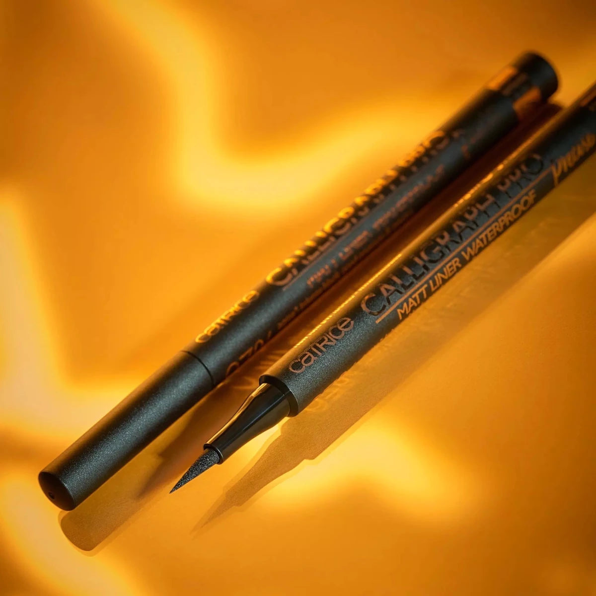 قلم كاليجراف برو رفيع استخدام 24 ساعة باللون المطفي مقاوم للماء من كاتريس | Catrice Calligraphy Pro Slim 24 - Hour Matte Waterproof Pen - EROS STORE