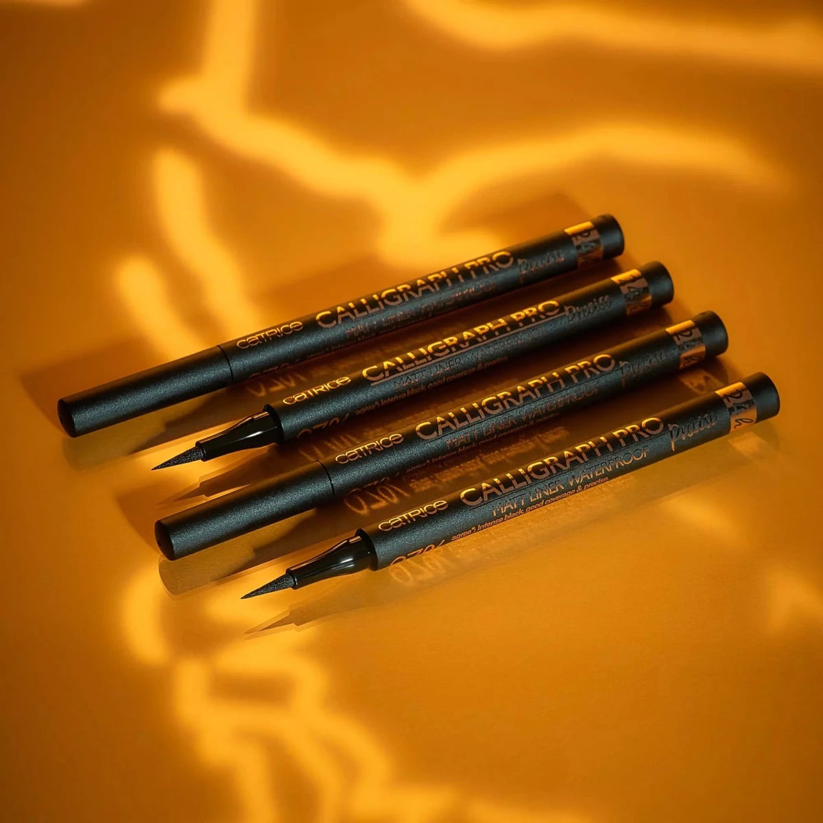 قلم كاليجراف برو رفيع استخدام 24 ساعة باللون المطفي مقاوم للماء من كاتريس | Catrice Calligraphy Pro Slim 24 - Hour Matte Waterproof Pen - EROS STORE