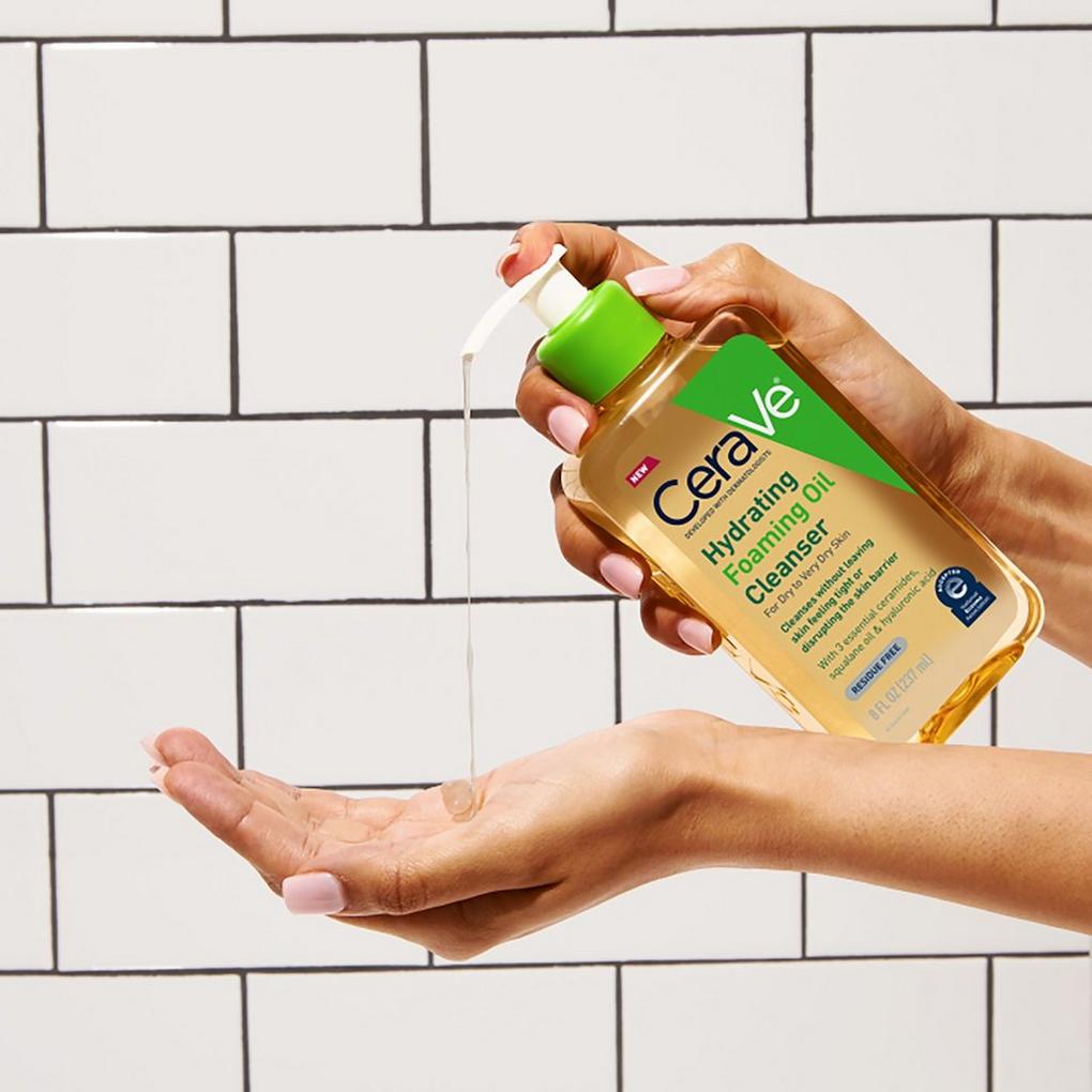 سيرافي غسول زيتي رغوي مرطب للبشرة العادية إلى الجافة جدًا | CeraVe Hydrating Foaming Oil Cleanser 236 مل - EROS STORE