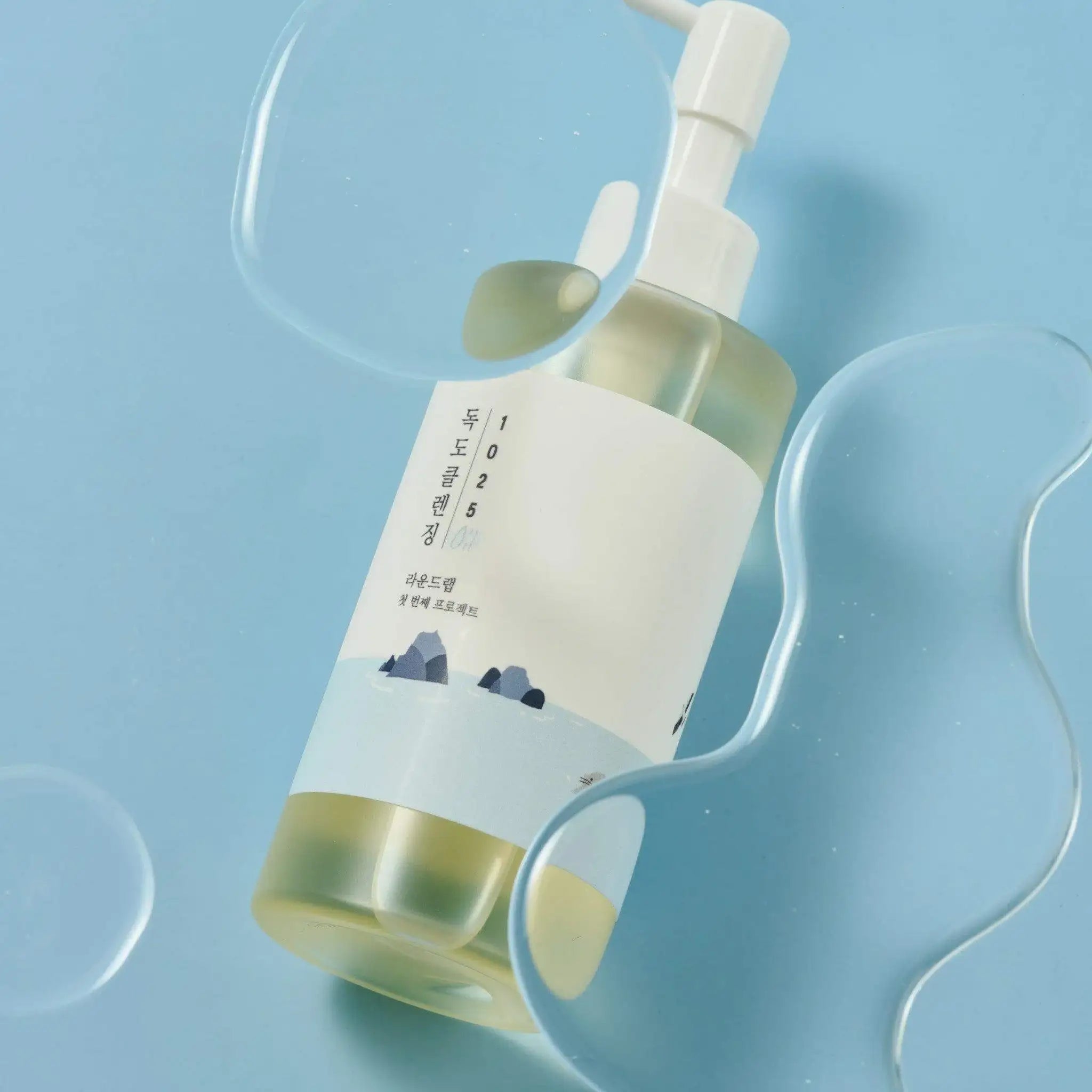 صورة رسمية ROUND LAB 1025 Dokdo Cleansing Oil على خلفية زرقاء