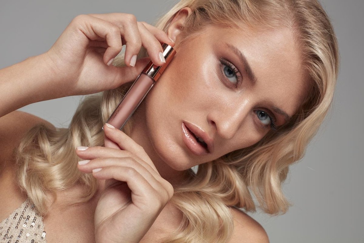أحمر شفاه لامع وسائل من فارمسي | Pharmacy Glossy Liquid Lipstick 01 NUDE FLIRT - EROS STORE