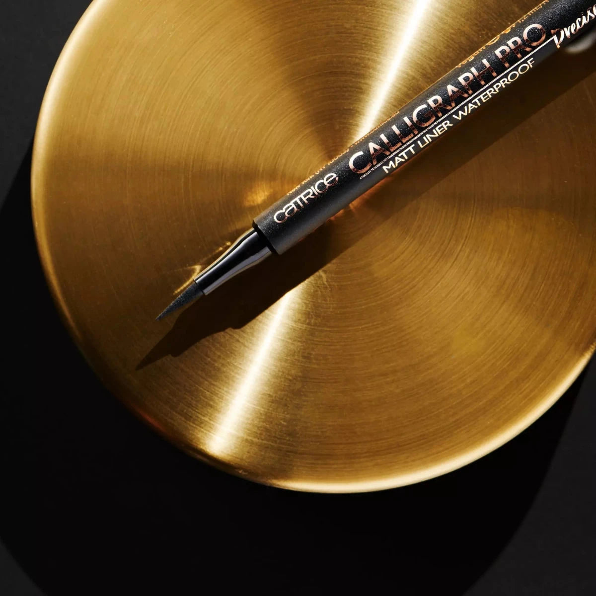 قلم كاليجراف برو رفيع استخدام 24 ساعة باللون المطفي مقاوم للماء من كاتريس | Catrice Calligraphy Pro Slim 24 - Hour Matte Waterproof Pen - EROS STORE