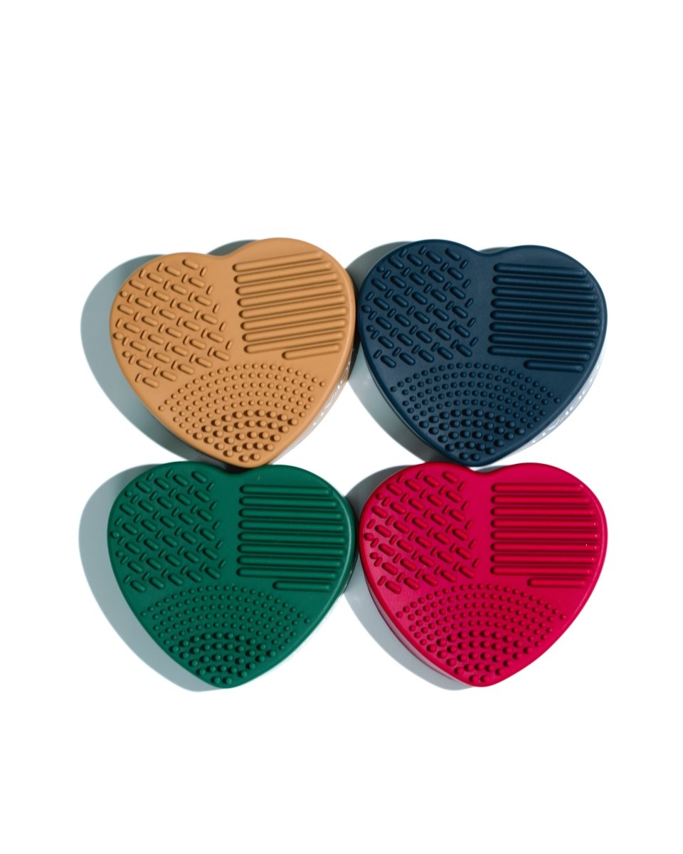 Silicone tool for cleaning makeup brushes اداة سيليكونية لتنظيف فرش المكياج Red - احمر - EROS STORE