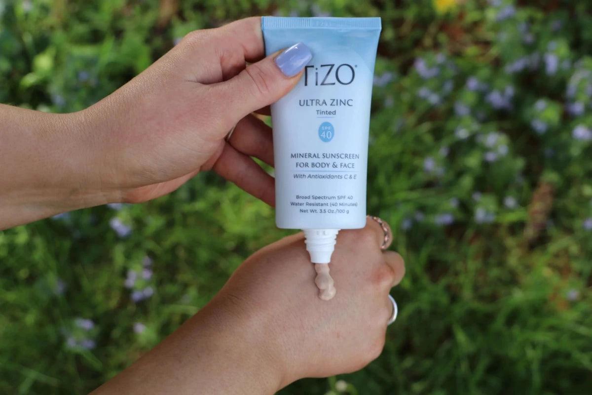 TIZO ULTRA ZINC BODY & FACE SUNSCREEN TINTED SPF40 - 100G | تايزو واقي شمسي فيزيائي للجسم و الوجه ملون SPF 40 - 100 غرام 100 g - EROS STORE